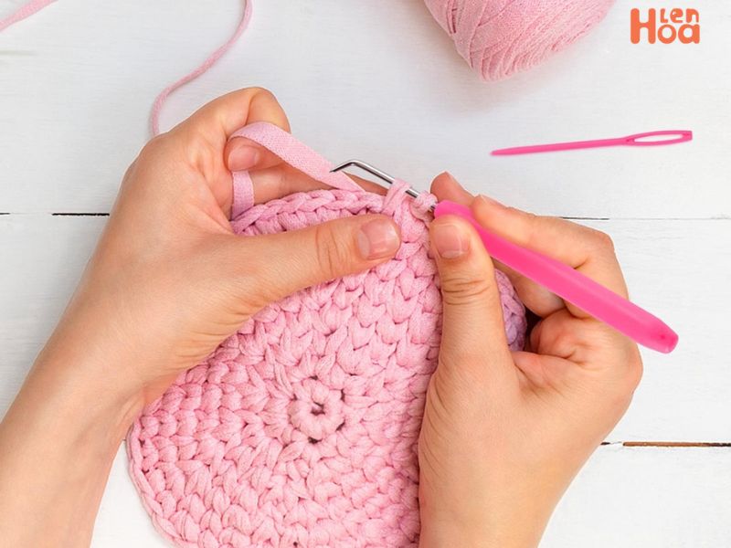 Cách cầm kim móc và sợi len đúng kỹ thuật
