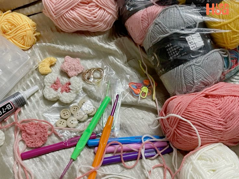 Các dụng cụ cần thiết để đan len cho người mới bắt đầu gồm kim đan, len sợi và phụ kiện cơ bản